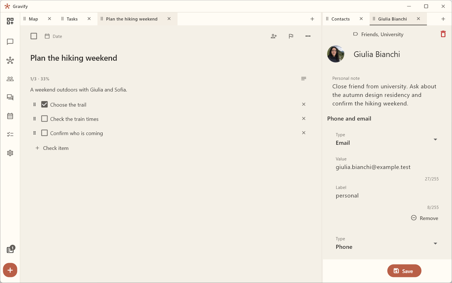 Nota e identità di un contatto accanto a una task